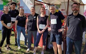 Mitarbeiter*innen am Stand des BTZ Berlin auf dem Markt für seelische Gesundheit.